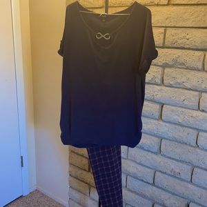 Outfit navy blue blouse and stretchy jeans with red blue back colors.